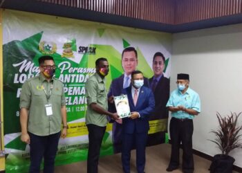 AMIRUDIN (dua dari kanan) menyampaikan sijil watikah perlantikan pasukan Speed Pemadam Selangor kepada seorang ahli Pemadam di bangunan SUK di Shah Alam, Selangor hari ini-UTUSAN/MOHAMAD NAUFAL MOHAMAD IDRIS