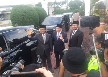 ASMUNI Awi (kiri), Nga Kor Ming (tengah) dan Farhash Wafa Salvador ditemui pemberita selepas menghadap Sultan Perak di Istana Kinta di Ipoh hari ini. - UTUSAN/SAYED HESHAM IDRIS
