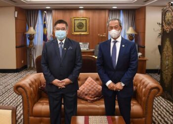 ALAIHUDDIN Mohd. Taha mengadakan pertemuan dengan Muhyiddin Yassin   di Parlimen semalam. - FACEBOOK MUHYIDDIN YASSIN