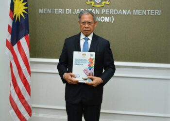 MUSTAPA Mohamed melancarkan Laporan Indikator SDG Malaysia 2019 dan sesi webinar anjuran Jabatan Perangkaan Malaysia (DOSM) di Putrajaya hari ini.