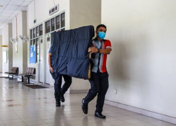 BARANG kes iaitu bingkai tingkap ruang tamu resort turut dibawa pada prosiding inkues bagi menentukan punca kematian remaja Ireland-Perancis Nora Anne Quoirin di Mahkamah Koroner, Kompleks Mahkamah Seremban hari ini.-UTUSAN/MUHAMMAD IZZAT TERMIZIE.