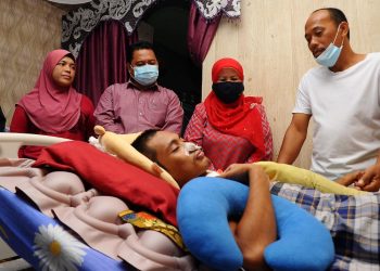 ZAITON Ismail (dua dari kanan) menziarahi mangsa langgar lari, Muhammad Israf Izzuddin Arbain yang terlantar sakit sambil diperhatikan oleh bapanya, Arbain Ramli (kanan) di rumahnya di Taman Cahaya Masai, Pasir Gudang. - UTUSAN/RAJA JAAFAR ALI