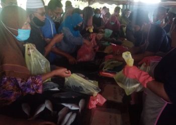 ORANG ramai berebut memilih ikan dan hasil laut yang dijual dengan harga berpatutan sempena Jualan Ikan Segar Coop Bersama Penduduk di Kampung Banggol, Mengabang Telipot, Kuala Nerus hari ini.
