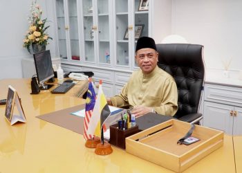 SAARANI Mohamad memulakan tugas Menteri Besar di pejabatnya di Bangunan Perak Darul Ridzuan di Ipoh hari ini. - UTUSAN/ZULFACRI ZULKIFLI