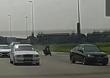 TULAR video berdurasi 59 saat memaparkan seorang penunggang motosikal terjatuh selepas terlanggar lubang atas permukaan jalan raya di Jalan Mahkota, Mutiara Bukit Raja, Klang, Selangor pagi tadi.