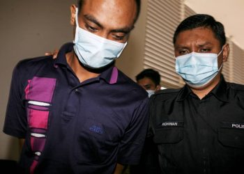 SEORANG pegawai imigresen didakwa di Mahkamah Sesyen Shah Alam, Selangor hari ini atas lapan pertuduhan termasuk empat pertuduhan pilihan berhubung rasuah keseluruhan RM7,120 dalam perakuan cap pasport keluar dan masuk warga asing di antara 2018 dan 2019. UTUSAN/ZULFADHLI ZAKI