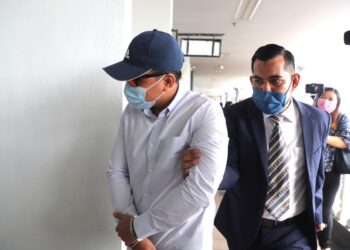 TERTUDUH, Muhammad Shafiq Suboh ketika dihadapkan ke Mahkamah Sesyen atas kesalahan menerima suapan berhubung cop pasport warga asing di Kompleks Mahkamah Ayer Keroh, Melaka. UTUSAN/ RASUL AZLI SAMAD