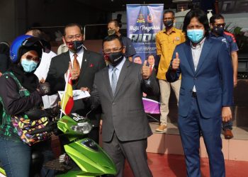 AMIRUDIN Shari (dua dari kanan) menyampaikan pelekat RiDE kepada seorang penerima inisiatif di Bangunan SUK Selangor, Shah Alam, Selangor hari ini. -UTUSAN/MOHAMAD NAUFAL MOHAMAD IDRIS