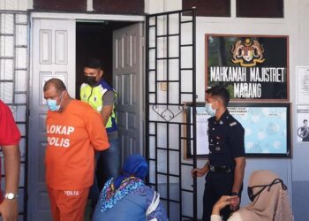 RULAM AKBAL Abd. Manan (kiri) mengaku tidak bersalah atas tiga pertuduhan mencabul pesakit wanitanya di Mahkamah Majistret Marang di Marang hari ini.