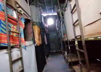 KEADAAN asrama pekerja asing di Parit Jawa, Muar, Johor yang dibina tidak mengikut spesifikasi ditetapkan. UTUSAN/NUR ALINA HASSAN