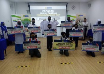 SAIPOLYAZAN M. Yusop (tengah) bersama beberapa pelajar merupakan penerima bantuan persekolahan Lembaga Zakat Selangor (LZS) ketika program agihan bantuan persekolahan LZS sesi 2021 di Shah Alam, Selangor. - UTUSAN/MOHAMAD NAUFAL MOHAMAD IDRIS