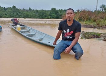 PERAHU kecil milik Jeffry Mat Yunus menjadi pengangkutan terpenting penduduk di tiga buah kampung di Chenulang, Kuala Krai setiap kali Jambatan Sungai Chenulang ditenggelami air.-UTUSAN/ BAHRUDDIN HATTA
