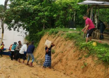 PASUKAN bantuan bencana menyampaikan bantuan makanan kepada mangsa terputus hubungan di Kampung Gemunchor, Lipis, Pahang.