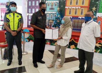 ROSOL Wahid (dua kiri) menyerahkan sijil SSM kepada pelajar Universiti Utara Malaysia (UUM), Wan Nur Fatin Wan Yusof di pusat membeli-belah Kuala Terengganu City Centre (KTCC) Mall di Kuala Terengganu hari ini.
