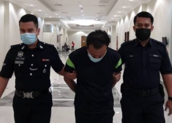 TENGKU Mohammad Khaireel Tengku Wahab (tengah) dibawa anggota polis selepas didakwa di Mahkamah Sesyen Kuantan, di Kuantan, Pahang hari ini. - UTUSAN/NIK SUKRY RAMLI