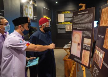 ZULKIFLI Mohamad Al-Bakri melihat Galeri Digital Warisan Budaya di Pusat Islam Sultan Mahmud di Universiti Malaysia Terengganu (UMT) di Kuala Nerus hari ini.-UTUSAN/ Puqtra Hairry Rosli