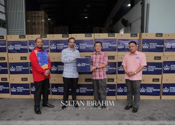 Cheng Swee (dua kanan) menyerahkan sumbangan 1,200 periuk nasi kepada Avinderjit Singh di Johor Bahru, hari ini. - ROYAL PRESS OFFICE