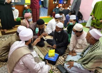 MUHAMMAD Mukesh Raj Abdullah (baju Melayu hitam, tengah) mendengar taklimat dalam majlis pengislaman dia dan isterinya di Dewan Ngaji Abu Hurairah Madrasah Darul Uloom Al- Islamiyah, Jerantut, Pahang.