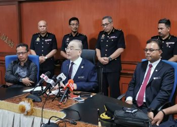 WEE Ka Siong (duduk, tengah) pada sidang akhbar selepas Majlis Pecah Tanah Pembangunan Litar Latihan dan Ujian Memandu Akademi Pengangkutan Jalan Malaysia di Ayer Molek, Melaka. - UTUSAN/ DIYANATUL ATIQAH ZAKARYA