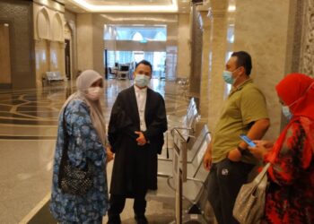 NURUL Shahidatul Afzan Zainal (kiri sekali) berbual dengan peguam Clement Ng Yen Han sebelum prosiding rayuannya berhubung hukuman penjara lima tahun atas kesalahan melakukan penganiayaan terhadap seorang bayi perempuan berusia tiga bulan dengan cara menggoncangnya dengan kuat sehingga menyebabkan pendarahan dalam otak dan mata di Mahkamah Rayuan Putrajaya hari ini. - UTUSAN/NORLIZAH ABAS