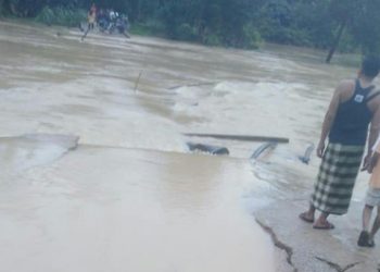 JAMBATAN Sungai Temalir di Kuala Krai yang menjadi nadi perhubungan lebih 100 penduduk di kawasan itu 'lenyap' dipercayai dihanyutkan arus deras sungai tersebut pagi ini.
-UTUSAN/YATIMIN ABDULLAH