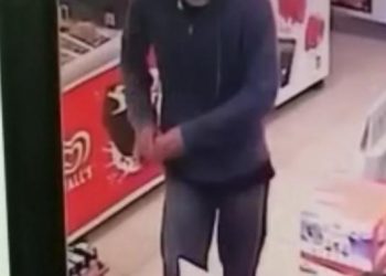 TANGKAP layar rakaman kamera litar tertutp (CCTV) seorang penyamun yang memasuki sebuah stesen minyak di Kubang Lembu, Kubang Pasu hari ini.