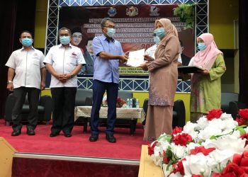 MOHAMED Farid Mohamed. Zawawi menyampaikan baucar Seminar Kecemerlangan kepada wakil-wakil sekolah di Auditorium Mara, Kota Bharu semalam.-UTUSAN/ ROSLIZA MOHAMED