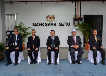 TAKIYUDDIN Hassan (tengah) bergambar di hadapan Mahkamah Sesyen/Majistret Setiu yang baharu di Sungai Tarom di Setiu hari ini.-UTUSAN/PUQTRA HAIRRY ROSLI