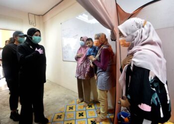 SULTANAH NUR ZAHIRAH mencemar duli menyantuni mangsa banjir di PPS Dewan Masjid Kampung Serdang di  Dungun hari ini.. -UTUSAN/NIK NUR IZZATUL HAZWANI NIK ADNAN