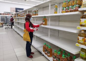 Seorang pembeli melihat rak menempatkan minyak masak bersubsidi yang kosong di sebuah pasar raya di Shah Alam, Selangor beberapa bulan lalu.