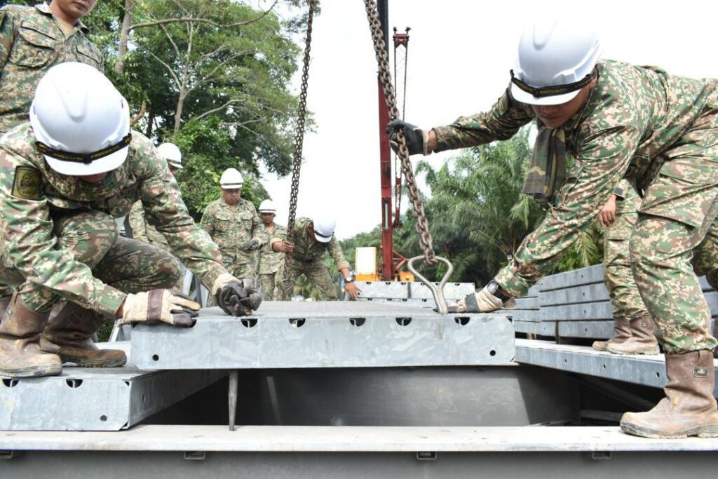 Jambatan bailey kedua dibina di Maran Jambatan bailey kedua dibina di Maran