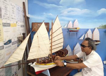 WAN NORDIN Wan Abdullah bersama replika perahu besar asli Terengganu jenis Pinis seperti Naga Pelangi 2 yang dibeli pelayar warga Jerman pada 2003 di Pusat Kraf Duyung, Kuala Terengganu.