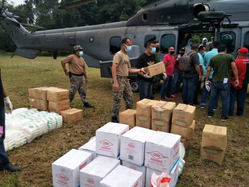 Helikopter TUDM hantar makanan kepada penduduk Orang Asli Helikopter TUDM hantar makanan kepada penduduk Orang Asli