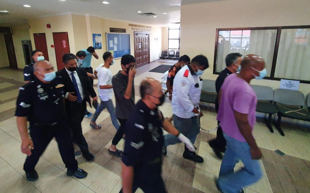 2 mengaku salah, 2 minta dibicara dakwaan provokasi terhadap polis 2 mengaku salah, 2 minta dibicara dakwaan provokasi terhadap polis