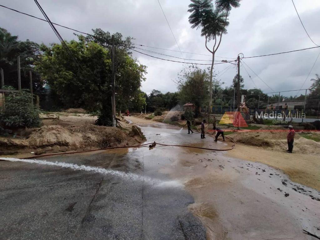 Terima kasih abang bomba Cheneh bantu bersih debu tebal Terima kasih abang bomba Cheneh bantu bersih debu tebal