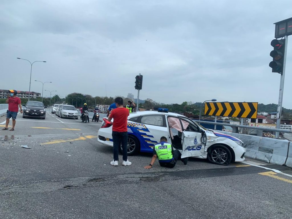 3 termasuk 2 polis cedera nahas dua kenderaan 3 termasuk 2 polis cedera nahas dua kenderaan