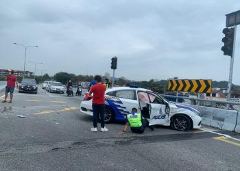 DUA anggota polis termasuk tiga yang cedera dalam kemalangan melibatkan kenderaan peronda polis jenis Honda Civic dengan kereta jenis Proton Waja di Bukit Mertajam, Pulau Pinang petang tadi.-GAMBAR MEDIA SOSIAL