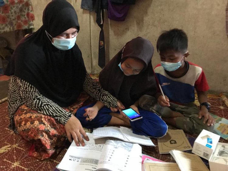 Tukang sapu sebak terima bantuan telefon pintar untuk Tukang sapu sebak terima bantuan telefon pintar untuk