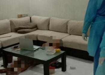 SEORANG lelaki ditemukan maut di dalam rumahnya dalam keadaan menghadap komputer riba dalam kejadian di Taman Jambu Mawar, Bukit Mertajam, Pulau Pinang malam tadi.- IHSAN BOMBA