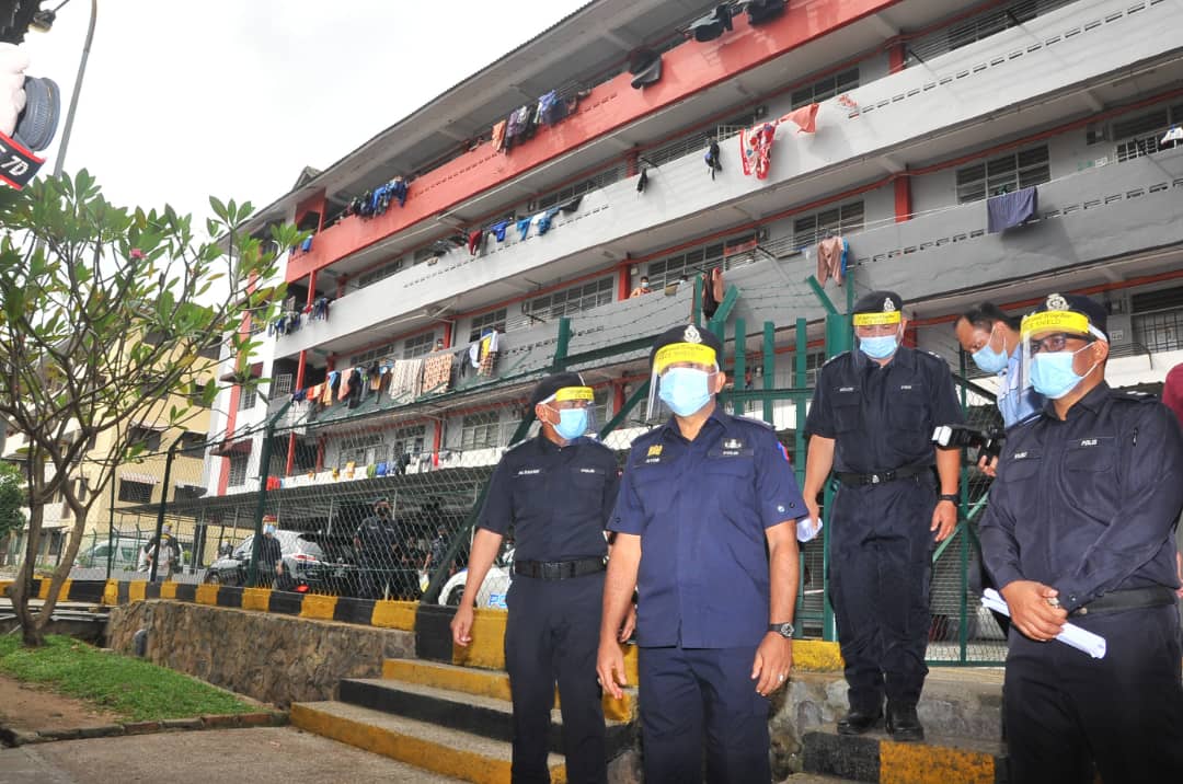 Polis Johor pantau individu kuarantin di rumah - Utusan ...