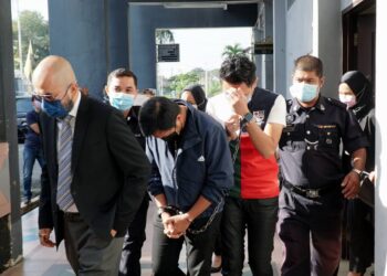 REDUAN Ismail (dua dari kiri) dan Adan Ibrahim (dua dari kanan)  dibawa keluar dari Mahkamah Majistret Ipoh selepas didakwa atas tiga pertuduhan penipuan pelaburan Bitcoin di Ipoh hari ini. - UTUSAN/ZULFACHRI ZULKIFLI