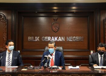 AMINUDDIN Harun dalam sidang akhbar selepas mempengerusikan mesyuarat mingguan Exco di Wisma Negeri, Seremban. - UTUSAN/MUHAMMAD IZZAT TERMIZIE