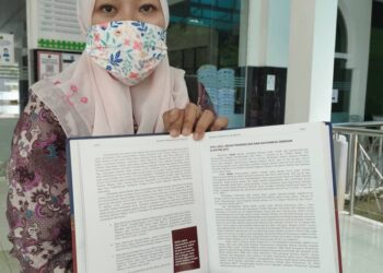 WAN Norhayati Wan Alias menunjukkan kajian berkaitan sejarah Melayu yang dilakukan olehnya ketika ditemui di Bangunan JAIS, Shah Alam, Selangor.