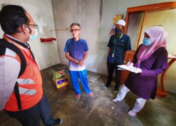 ABDUL Rahman Lim ketika menerima kunjungan wakil Zakat Pulau Pinang (ZPP) di rumahnya di Taman Machang Bubok, Bukit Mertajam, Pulau Pinang hari ini.