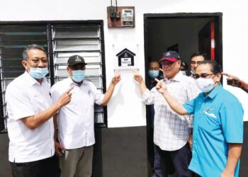 Wan Rosdy Wan Ismail (dua dari kanan) bersama Exco-exco (dari kiri), Datuk Aziz Mat Kiram, Datuk Abd. Rahim Muda dan Datuk Ishak Md. Napis di rumah Norhayati Bedak, Disember lalu.