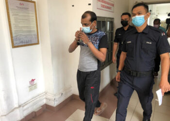 POLIS mengiringi M. Siva Sangker (kiri) yang dijatuhkan hukuman gantung sampai mati kerana kesalahan membunuh teman wanitanya di Mahkamah Tinggi di Johor Bahru, Johor. - UTUSAN/ RAJA JAAFAR ALI