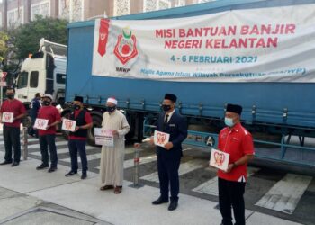 ZULKIFLI Mohamad Al-Bakri (lima dari kiri) bergambar sebelum menyempurnakan pelepasan konvoi misi bantuan Majlis Agama Islam Wilayah Persekutuan di Kompleks Islam Putrajaya. - UTUSAN/AMREE AHMAD