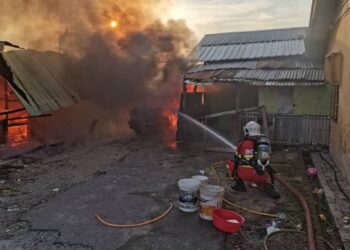 ANGGOTA bomba bertungkus-lumus memadam kebakaran melibatkan sebuah surau dan dua buah rumah di Lorong 6, Kulai Besar, Kulai, Johor.