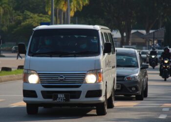 SEBUAH van yang membawa empat tertuduh kes bunuh dan subahat membunuh seorang mualaf memasuki pekarangan Kompleks Mahkamah Seremban hari ini. - UTUSAN/MUHAMMAD IZZAT TERMIZIE