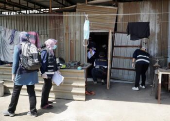 PEGAWAI penguat kuasa Jabatan Tenaga Kerja (JTK) memeriksa tempat penginapan pekerja asing dalam operasi khas di Kawasan Perindustrian Pengkalan Dua, Pusing dekat Batu Gajah. - UTUSAN/ ZULFACHRI ZULKIFLI
